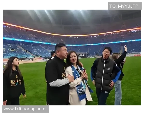 足球球星赛场外甜蜜秀恩爱虐狗瞬间引发球迷热议